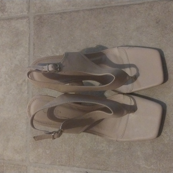 Olivia Ferragamo Between Toe Nude Heels Size 7 1/2 - Picture 1 of 9